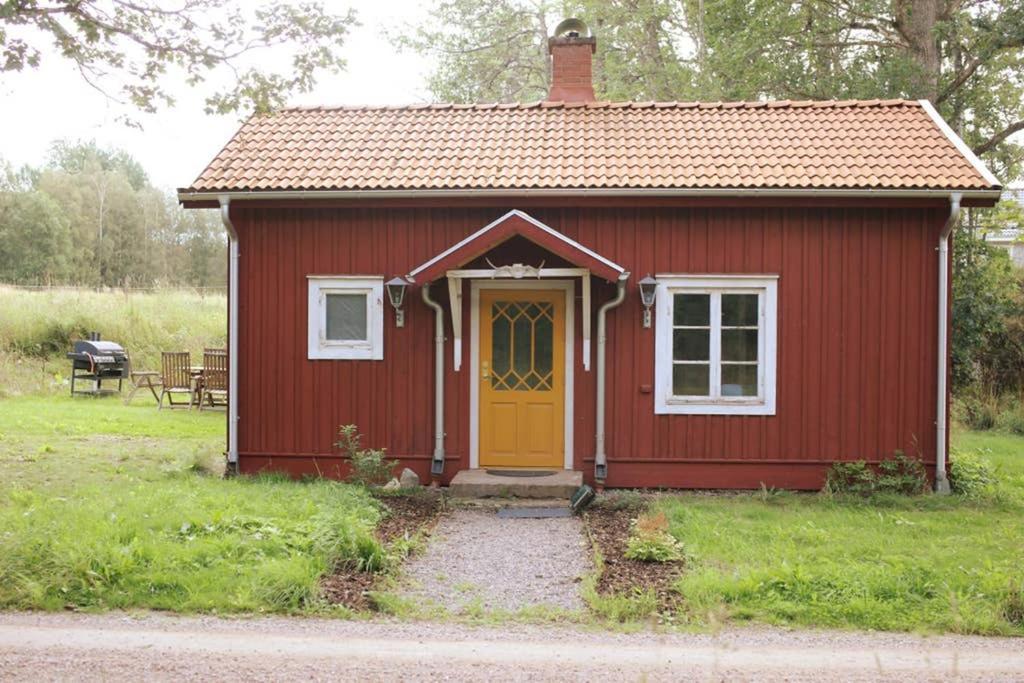 Sjoenaera Stuga Med Bat Och Bastu Ramkvilla Exterior photo